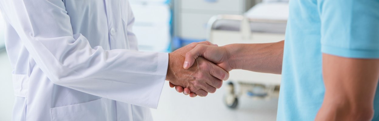 Доктор и пациент жмут друг другу руки